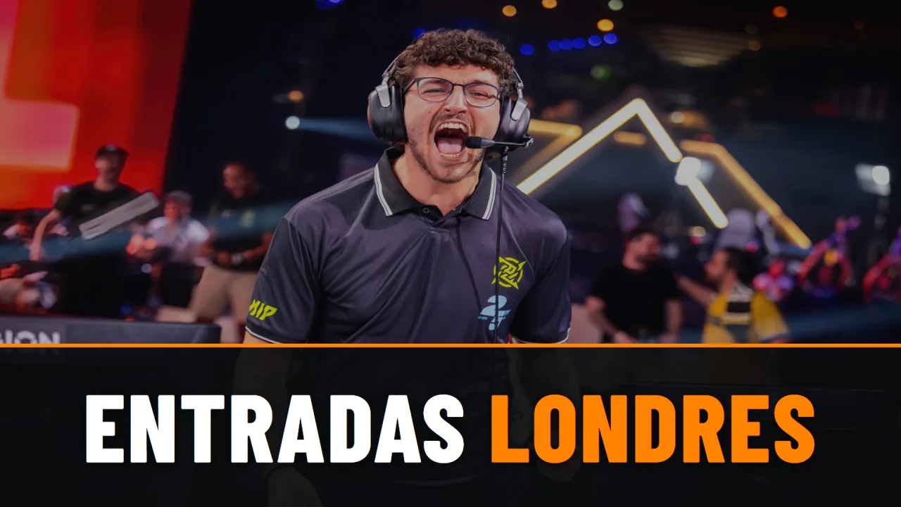 cRR grita de alegría con los auriculares puestos en el escenario de la Esports World Cup 2026, con el texto Entradas Londres sobre una banda negra
