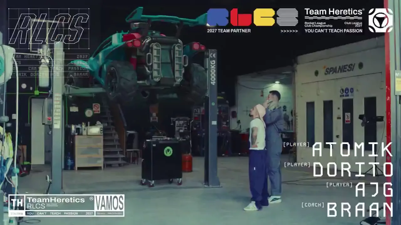 Fotograma del vídeo del anuncio de Team Heretics: un taller mecánico con un coche de Rocket League elevado y los nombres AtomiK, Dorito, ajg y Braan, con el sello RLCS 2027 Team Partner