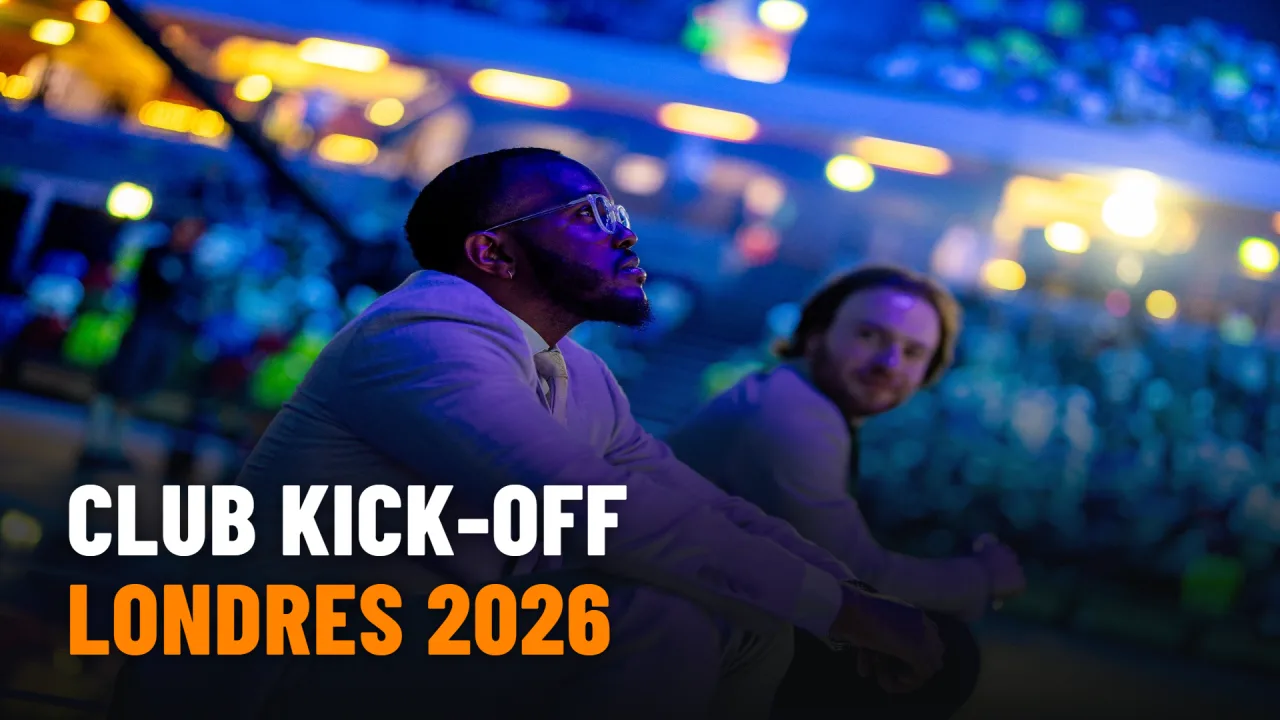 Público en la grada de una arena de la RLCS con luces azules, con el texto Club Kick-Off Londres 2026