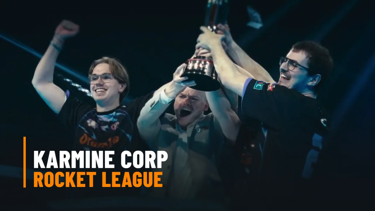 Los jugadores de Karmine Corp levantan un trofeo de la RLCS sobre el escenario, con el texto Karmine Corp Rocket League